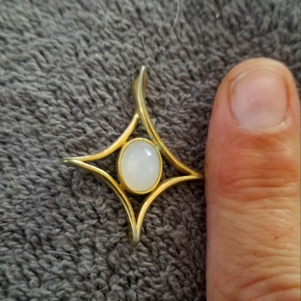 🧡 B2G1 Vintage faux opal and gold tone pendant